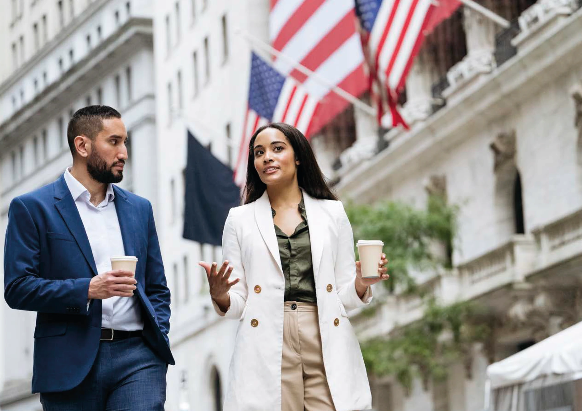 Empresarios hablando sobre la expansión de su empresa en USA