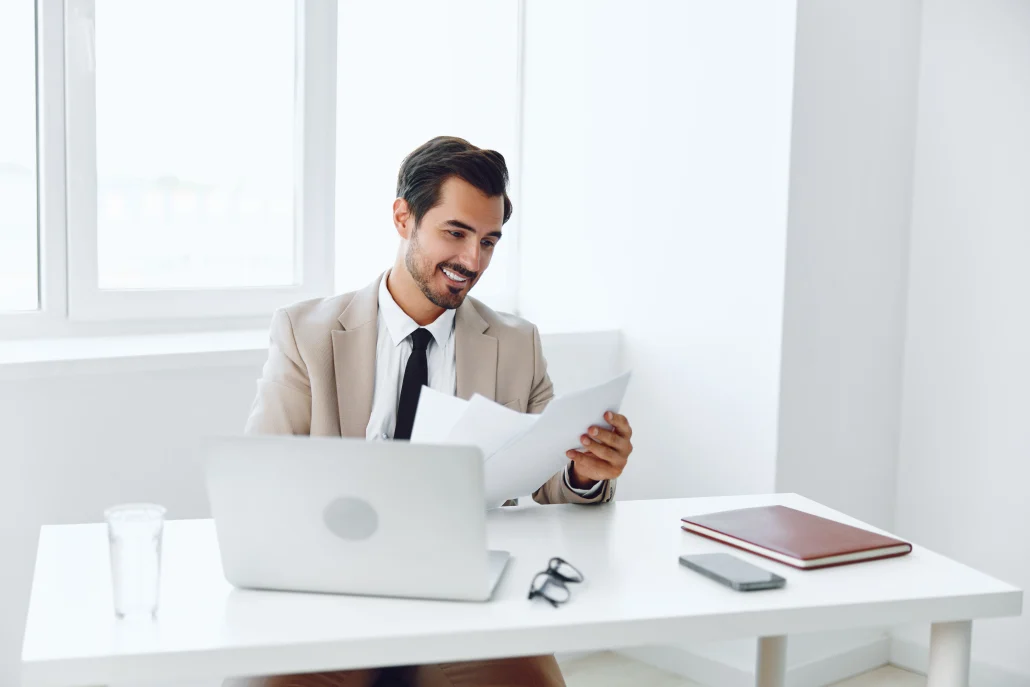 Hombre revisando documentos de su empresa