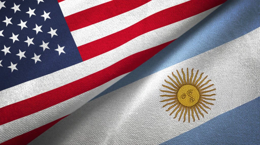 Banderas de Estados Unidos y Argentina